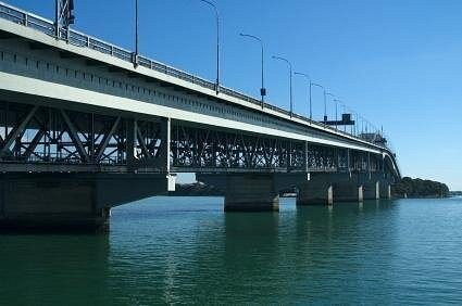 Ponte sul porto di Auckland